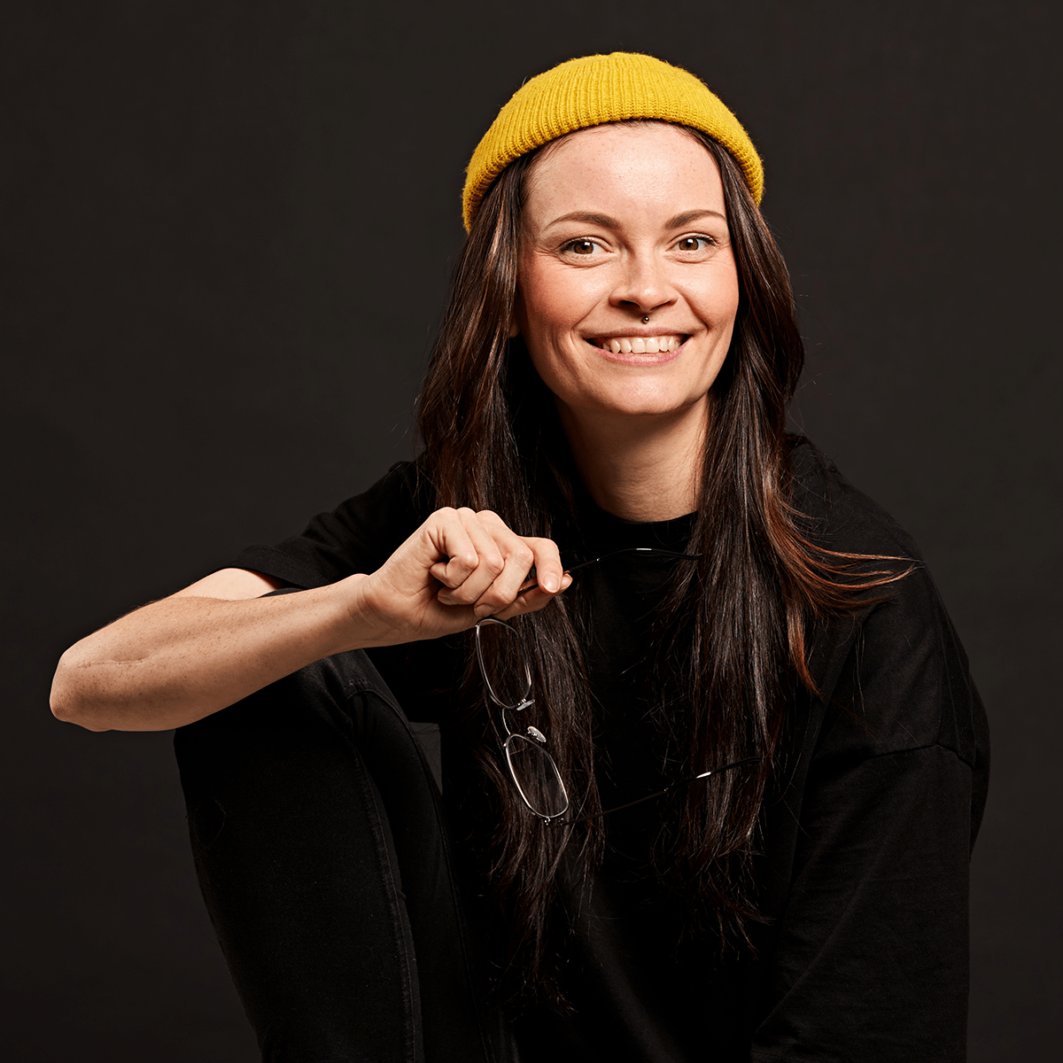 Luise Keller Grafikdesignerin freundlich lächelnd mit gelber Muetze auf dem Kopf